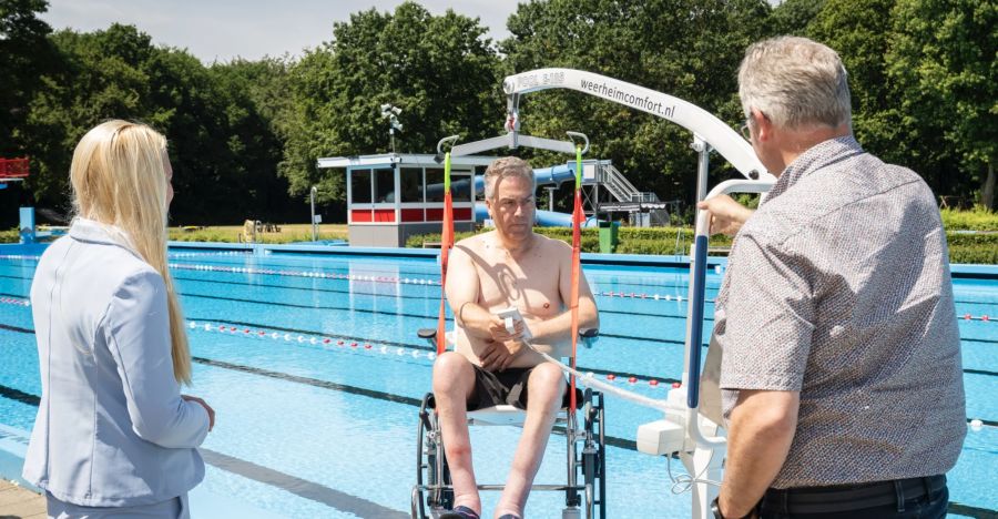Zwembad lift wordt getest door Peter