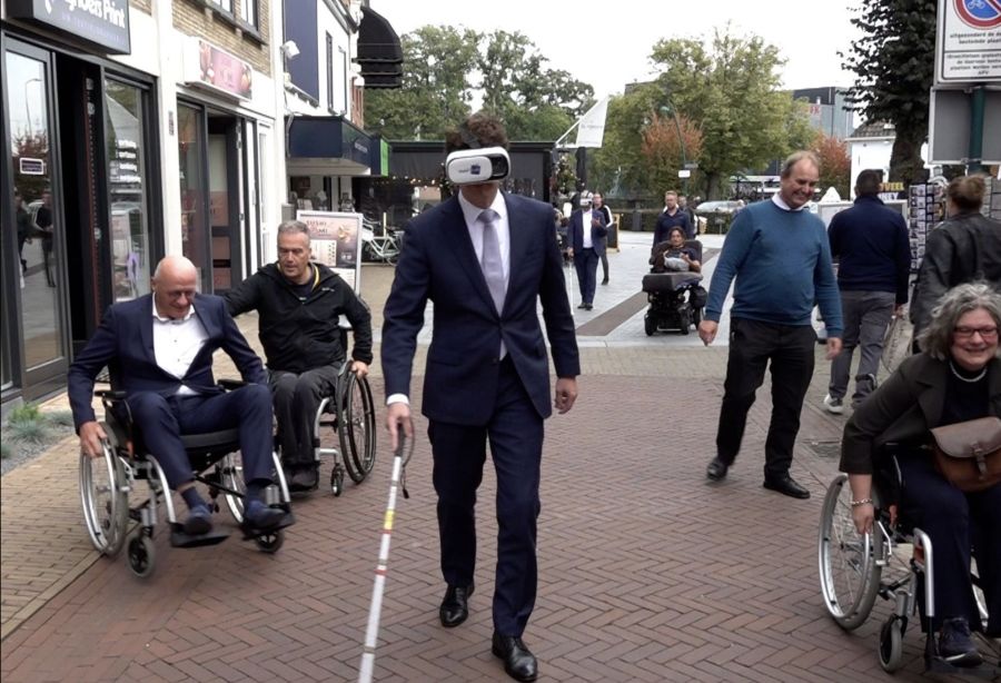 Burgemeester Jacco van der Tak met een geleidestok