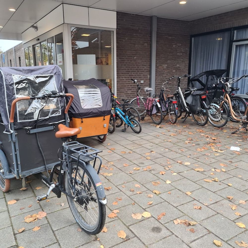 Fietsen staan op de geleidelijn.