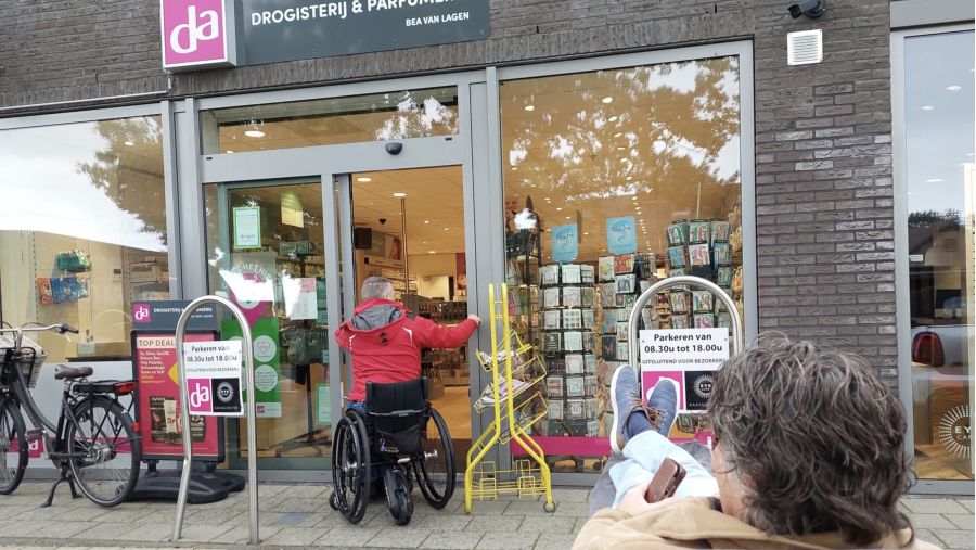Peter test de ingang van de DA drogist in Kootwijkerbroek