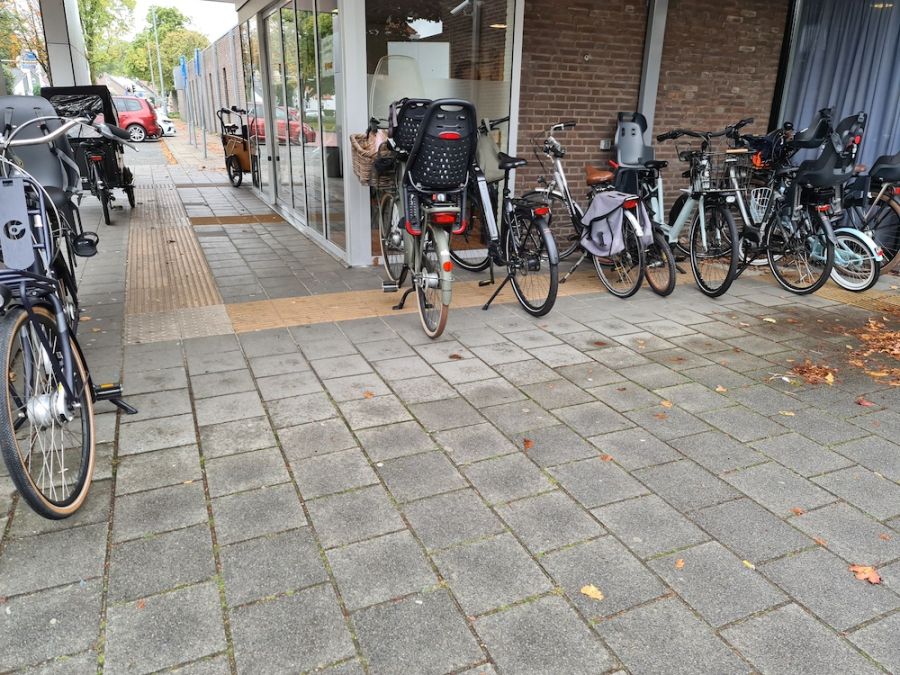 Fietsen op de geleidelijk bij het zwembad in Barneveld