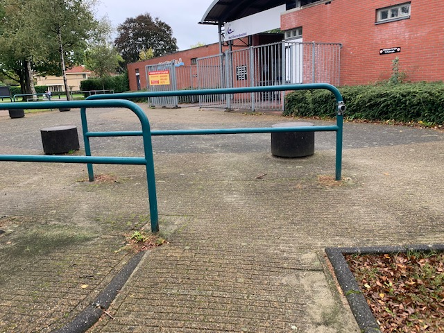 Toegang buiten is lastig door hekken