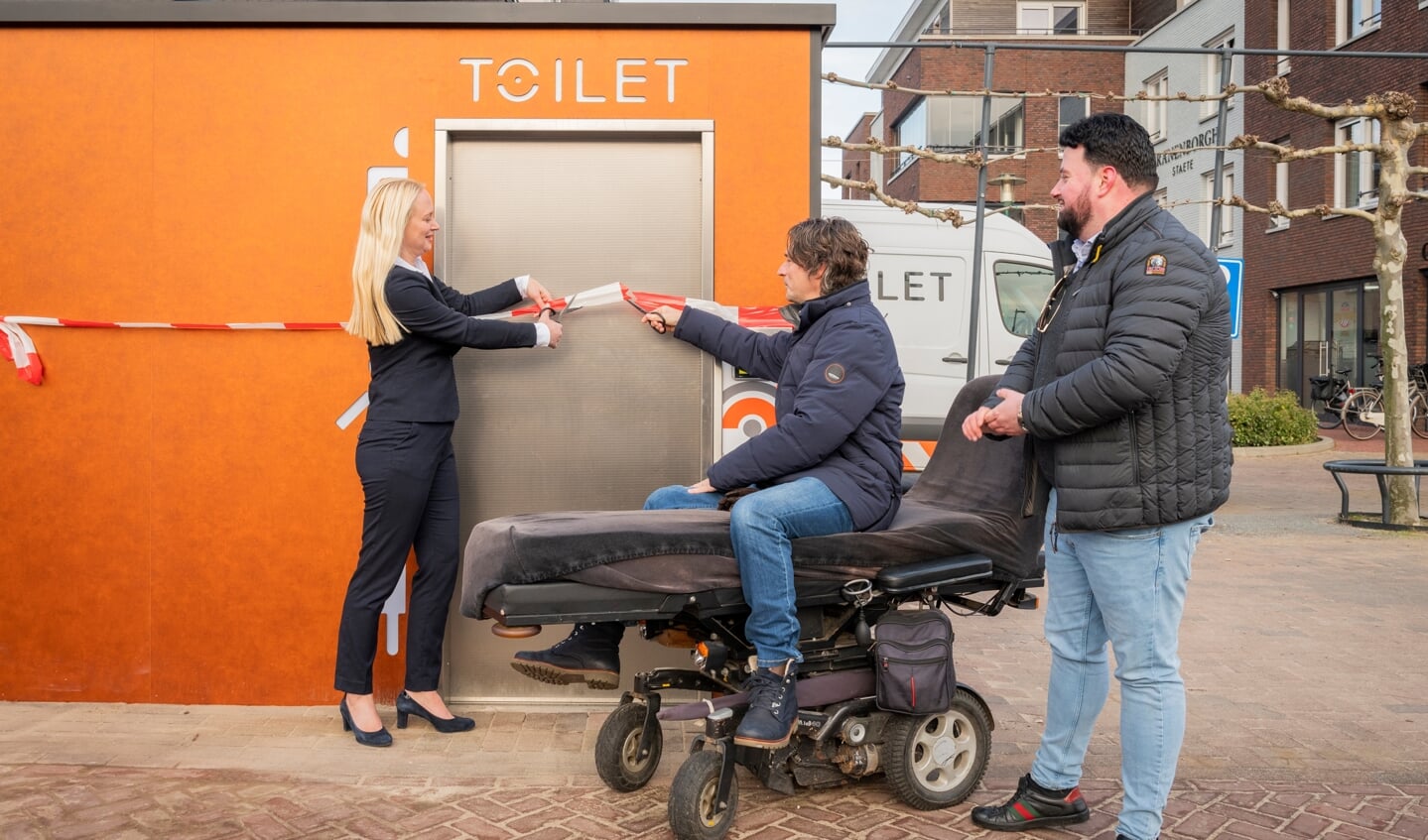 Doorknippen lint van openbaar toilet