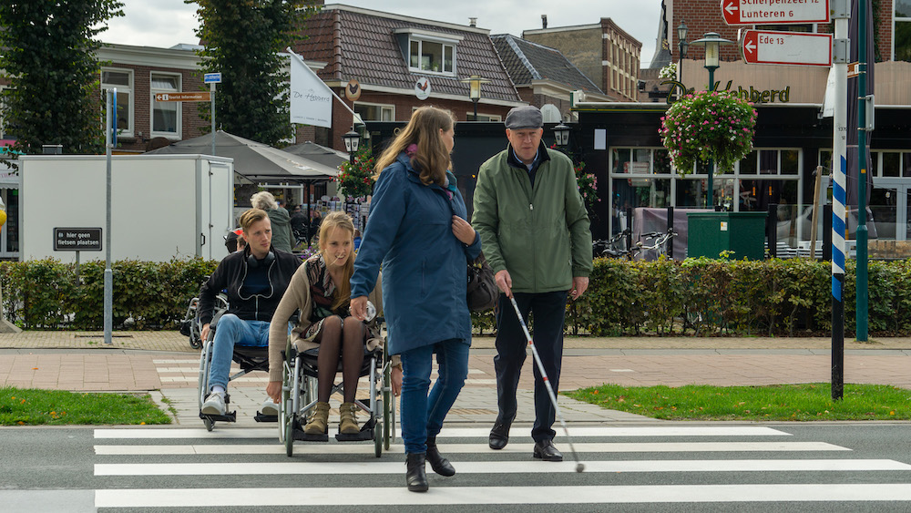 Diverse ambtenaren doen een rondje Barneveld in rolstoel