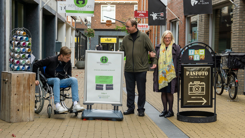De doorgang tussen twee stoepborden met een rolstoel