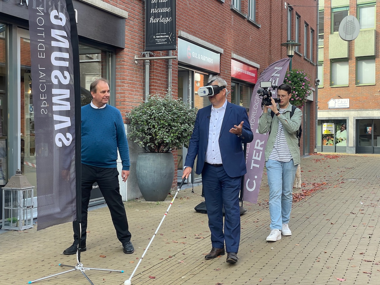 Lopende met een geleidestok en VR-bril