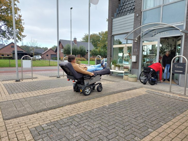 Ben Oorsprong kijkt naar de toegankelijkheidssituatie terwijl Peter de Bliek de drempel van de winkel opmeet.